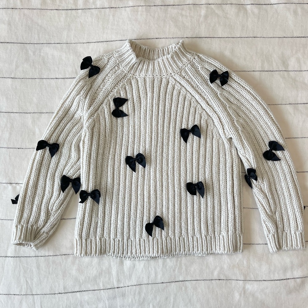Zara size 7 cable knit sweater with bows.